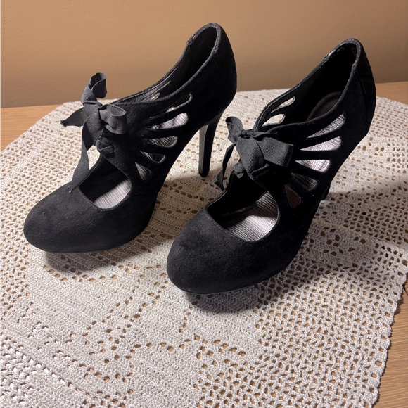 Newport News women’s black suede like 4 1/2 inch heels - size 9. - Picture 1 of 8